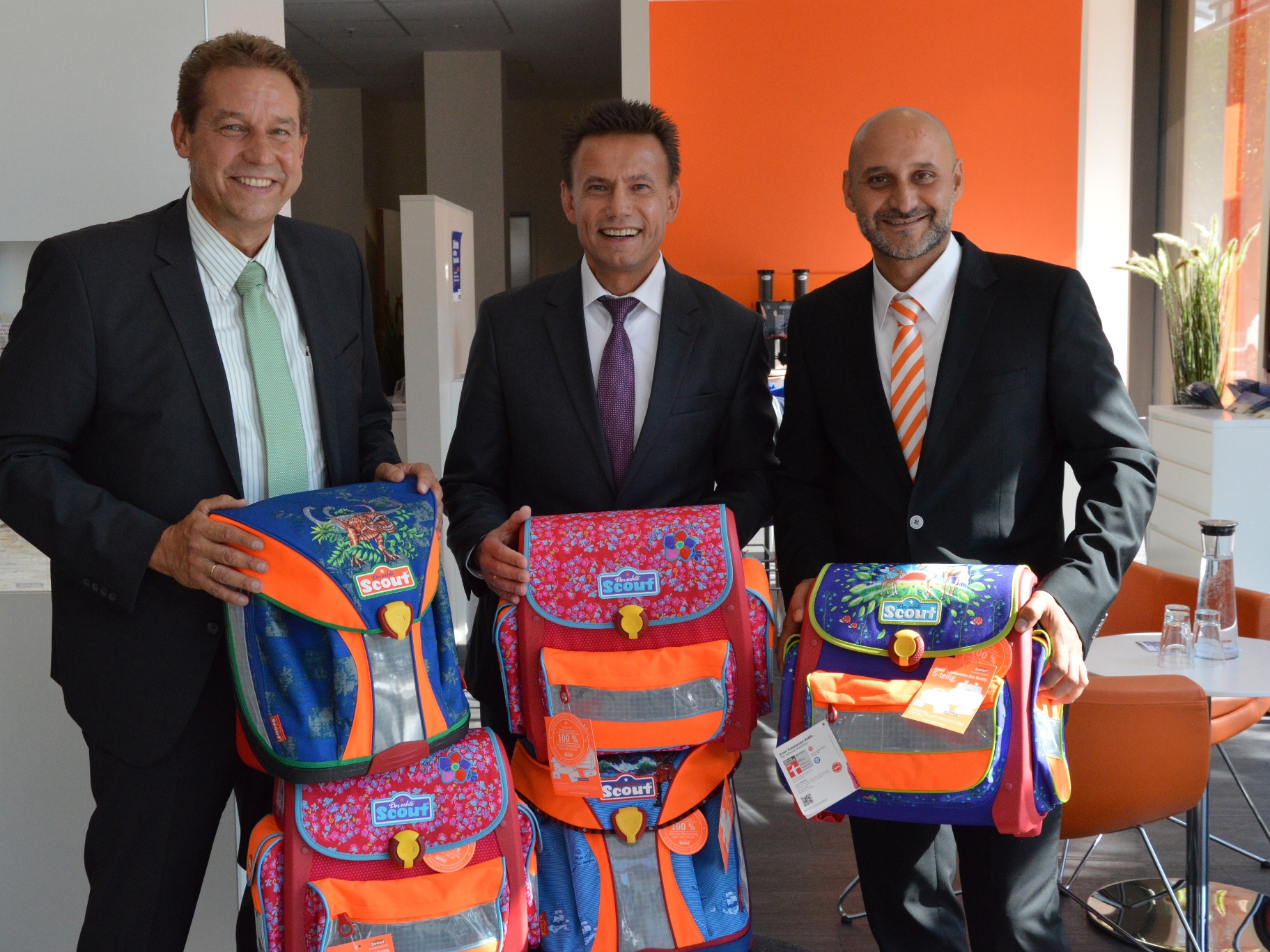 Sparda-Bank spendet Schultaschen für Fürther Kinder