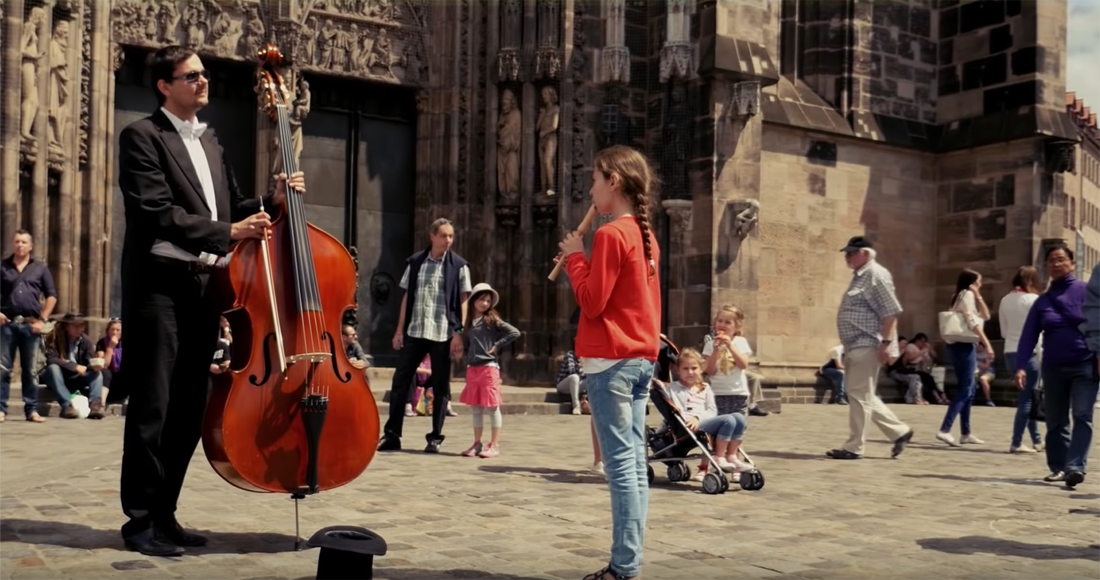 Beim Flashmob der Evenord-Bank im Jahr 2014 musizierten Mitglieder der Staatsphilharmonie Nürnberg und des Hans-Sachs-Chores gemeinsam die „Ode an die Freude“. (Foto: Evenord-Bank)
