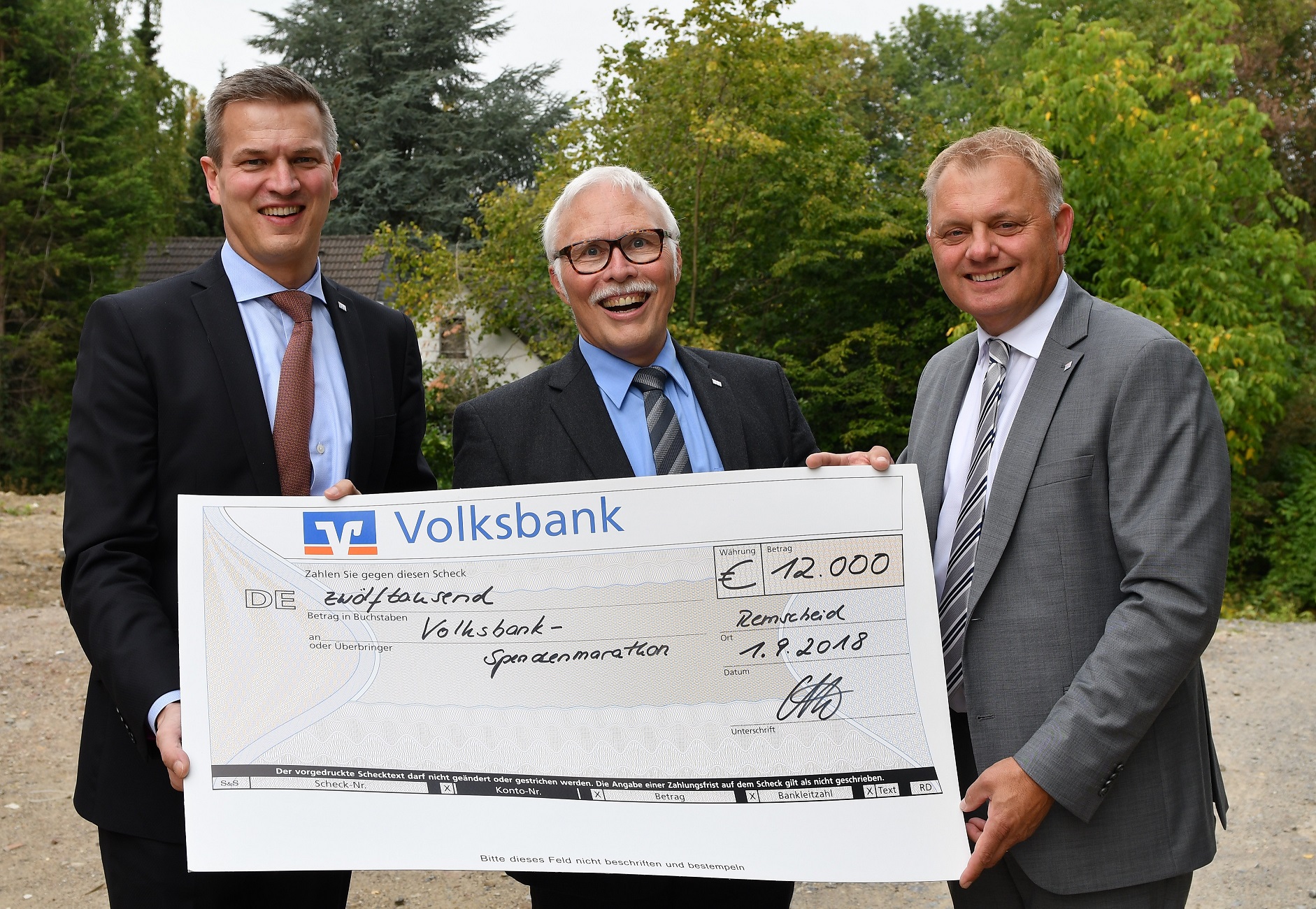 12.000 Euro spendet die Volksbank – vertreten durch den Vorstand Hardy Burdach, Lutz Uwe Magney und Andreas Otto (v.l.) -  beim Spendenmarathon an Verein in ihrem Geschäftsgebiet. 