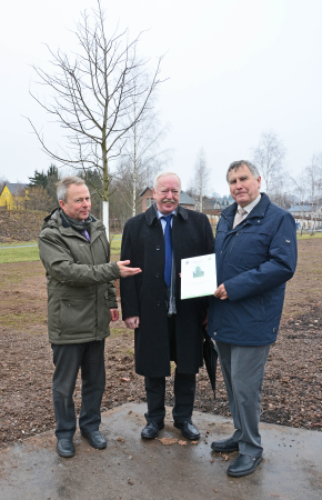 Symbolische Übergabe Stifterbaum der Volksbank Chemnitz eG zur Landesgartenschau 2015 in Oelsnitz