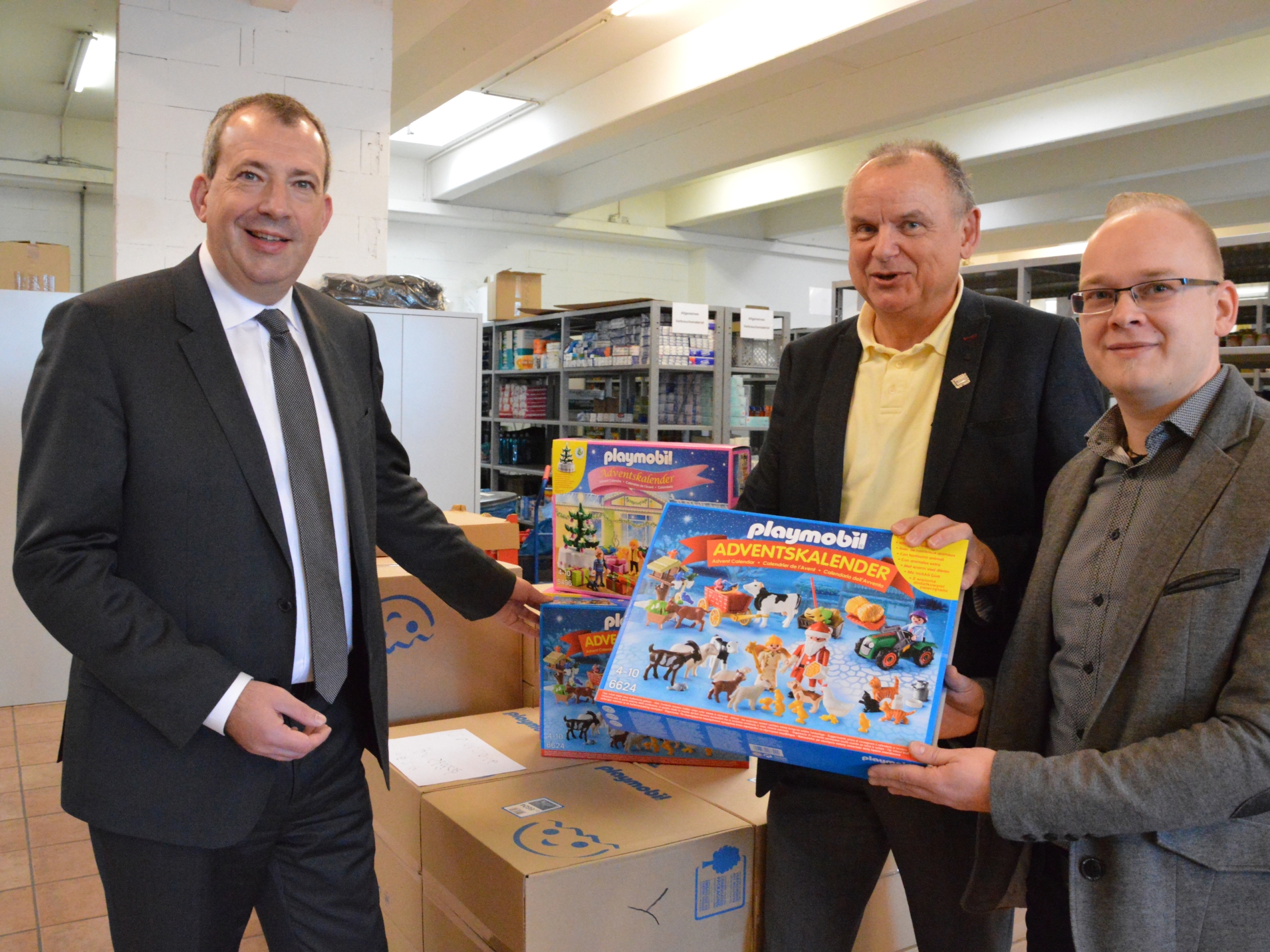 Stefan Schindler übergibt die Adventskalender an die Tafel in Nürnberg