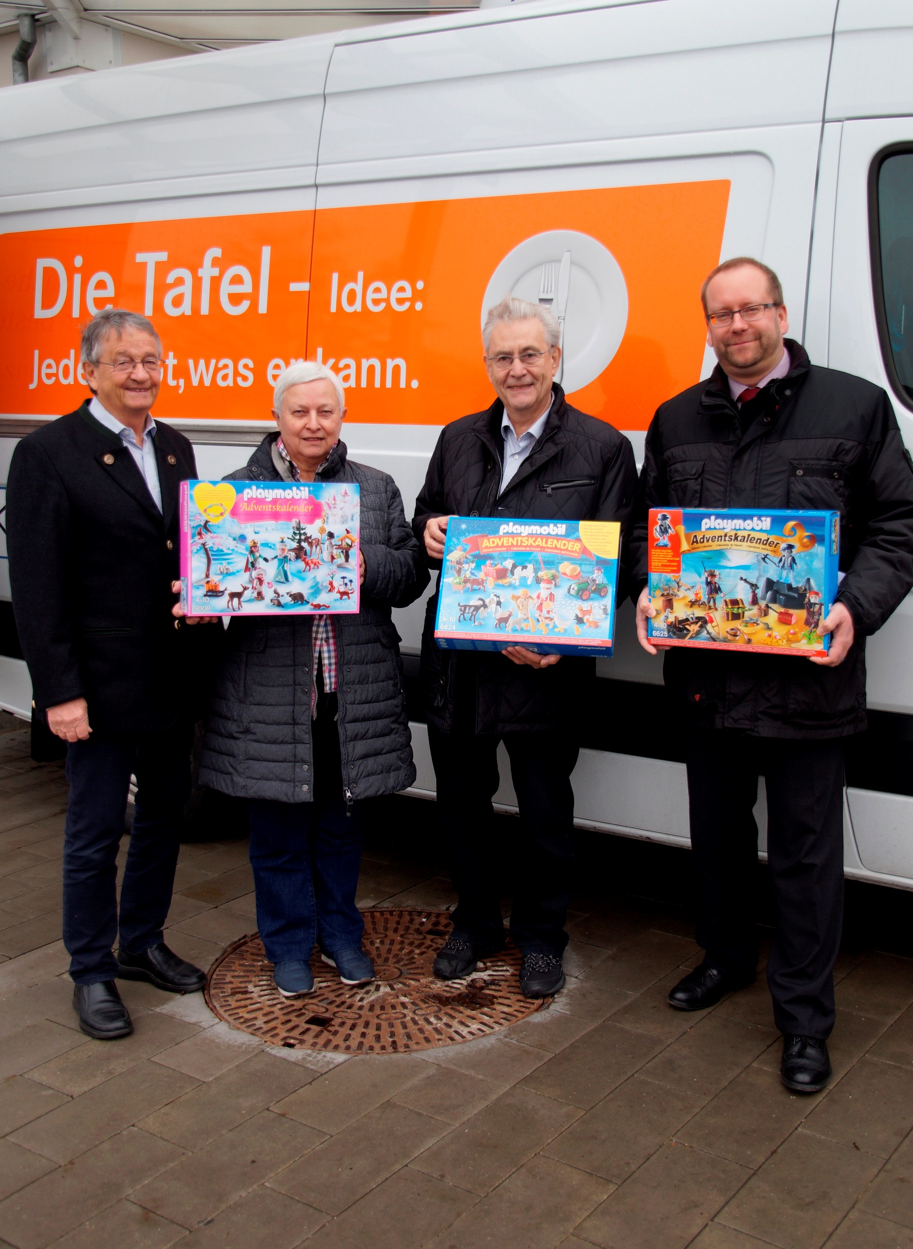 Die Sparda-Bank übergab die Adventskalender an die Tafel in Würzburg