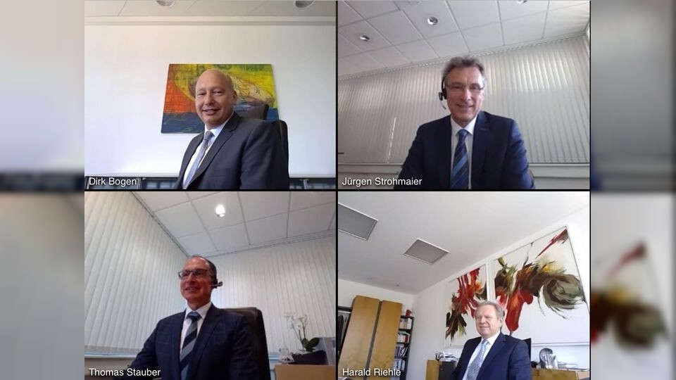 Diesmal per Videokonferenz: Der Vorstand der Volksbank Friedrichshafen-Tettnang steht Rede und Antwort (von oben links nach unten rechts): Dirk Bogen, Jürgen Strohmaier, Thomas Stauber und Harald Riehle. (Foto: Screenshot: Hildebrandt)