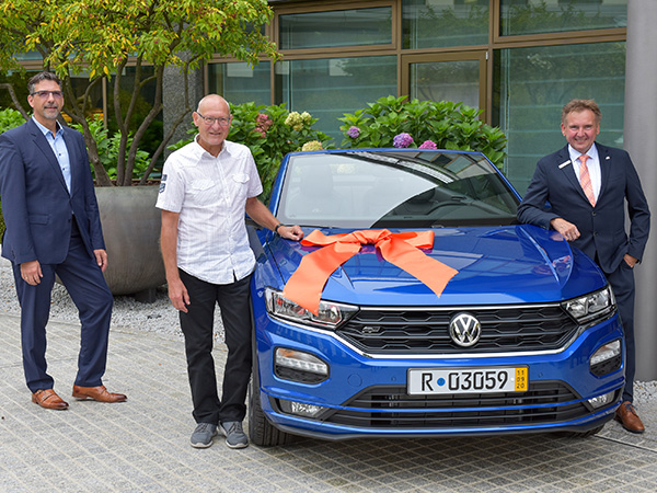 V. l. n. r.: Thomas Eckert (stv. Geschäftsstellenleiter Hösbach), Dr. Franz-Josef Schenk (Gewinner), Thomas Pohl (Vorstand, VR Gewinnsparverein Bayern eV)