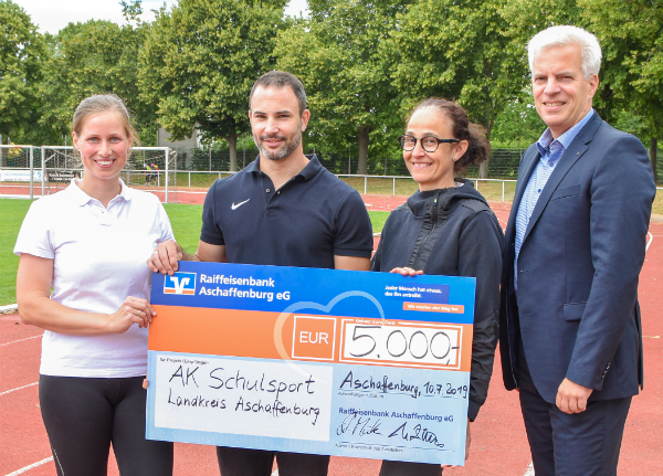 Steven Müller, Vorstand, (4. v. l.) übergab die Spende im Rahmen des „Grundschul-Cups Leichtathletik“ an den Geschäftsführer Daniel Kneisel (2. v. l.) sowie die Fachberaterinnen Maria Seubert-Berberich (3. v. l.), Ann-Kathrin Ziegler (1. v. l.).