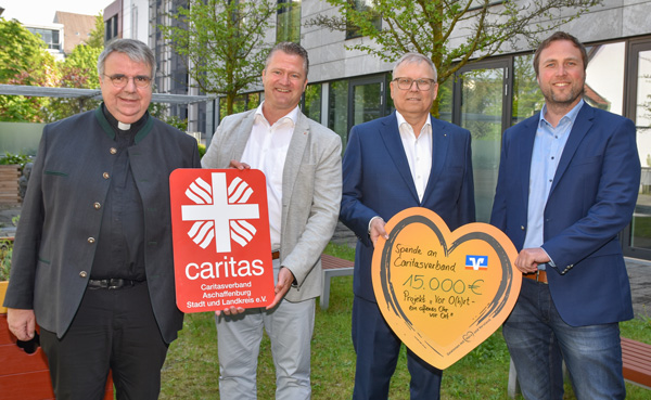 v. l . Domkapitular Clemens Bieber (Vorsitzender des Caritasverbandes für die Diözese Würzburg e. V.), Marco Maier (Vorstand Caritasverband Aschaffenburg – Stadt und Landkreis e. V.), Claus Jäger (Vorstandssprecher der Raiffeisen-Volksbank Aschaffenburg eG), Christopher Franz (Vorstand Caritasverband Aschaffenburg – Stadt und Landkreis e. V.)