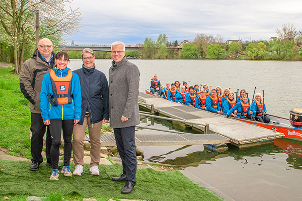 Auf dem Bild (v. l.): Stefan Lotz (2. Vorsitzender SSKC Poseidon Aschaffenburg 06 e. V.), Cordula Eibl (Teamcaptain Schlossdrachen), Anja Awolin (Vorstandsmitglied SSKC Poseidon Aschaffenburg 06 e. V.) und Steven Müller (Vorstand der Raiffeisenbank Aschaffenburg eG) 