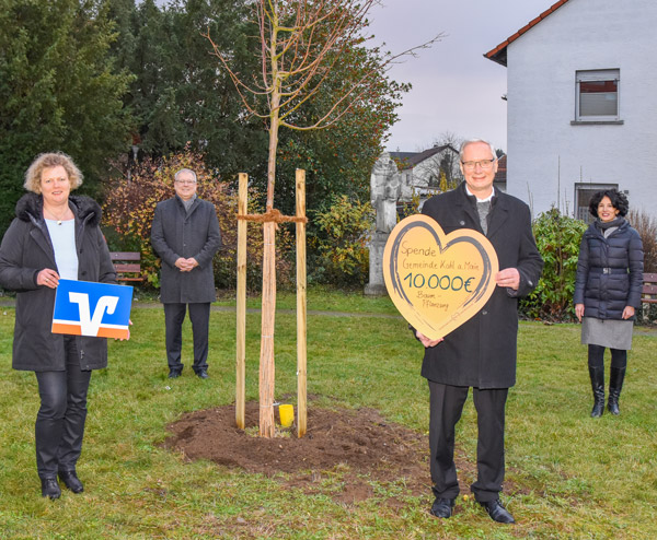 Auf dem Bild v. l.: Maria Frankenberger (Geschäftsstellenleiterin in Kahl), Claus Jäger (Vorstandssprecher Raiffeisen-Volksbank Aschaffenburg eG), Jürgen Seitz (Bürgermeister Kahl a. Main) und Ute Heilig (Vorstandsmitglied Raiffeisen-Volksbank Aschaffenburg eG).