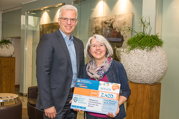 Auf dem Bild freuen sich über den schönen Anlass (v. l.): Steven Müller (Vorstandsmitglied der Raiffeisenbank Aschaffenburg eG) und Silvia Schüßler (Vorstandsmitglied von Global Micro Initiative e. V.).