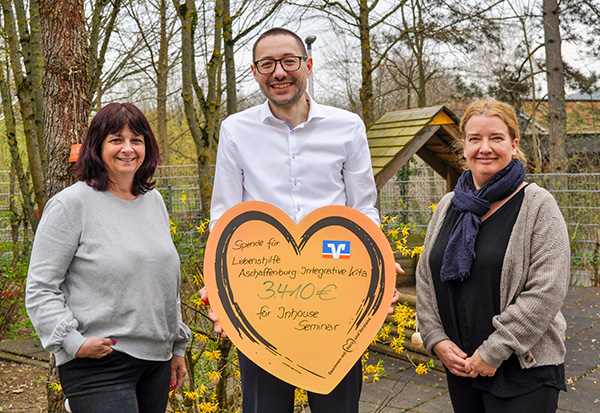 v. l.: Anja Skalitz, Leiterin der integrativen Kindertagesstätte Hundertmorgenwald, Andreas Messner, Leiter Vorstandsstab der Raiffeisen-Volksbank Aschaffenburg, Daniela Christoffel, Leiterin der Integrativen Kindertagesstätte Kunterbunt