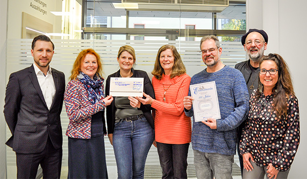 v. l. n. r.: Boris König (Leiter der Geschäftsstelle Goldbach), Ute Brand (Mitgliederbeauftragte), Kathrin Reuß (Kindergartenleitung), Ursula Maidhof (Kassiererin), Alexander Fuchs (1. Vorsitzender), Pfarrer Nicolaus Hegler, Sonja Bergmann (Geschäftsstelle Glattbach)