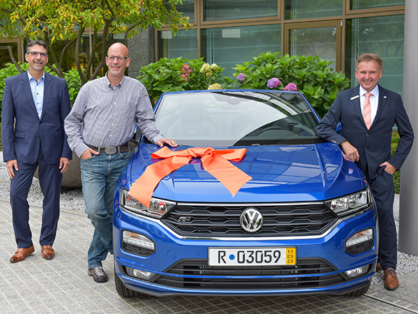 V. l. n. r.: Thomas Eckert (stv. Geschäftsstellenleiter Hösbach), Andreas Haines (Gewinner), Thomas Pohl (Vorstand, VR Gewinnsparverein Bayern eV)