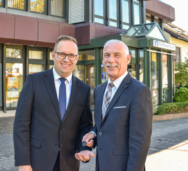 Robert Wohlfahrt (rechts) gibt vertrauensvoll die Leitung des Kompetenzzentrums Schweinheim an Tobias Wölfelschneider weiter