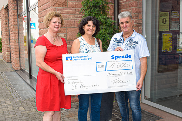 v. l. Maria Frankenberger (Geschäftsstellenleiterin in Mainaschaff), Christine Ott (Leiterin des Kindergartens) und Robert Dully (Mitglied und Vertreter)