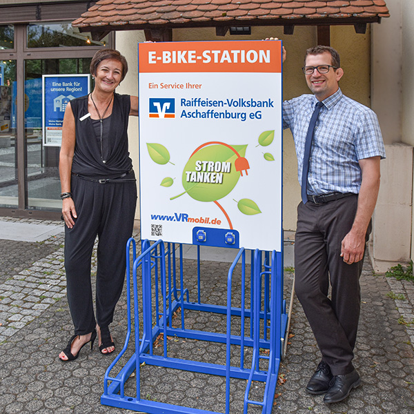 Freude auf allen Seiten: Glücklich nahmem Geschäftsstellenleiterin Claudia Maier (links) und Bürgermeister Felix Wissel (rechts) die E-Bike-Station in Betrieb.
