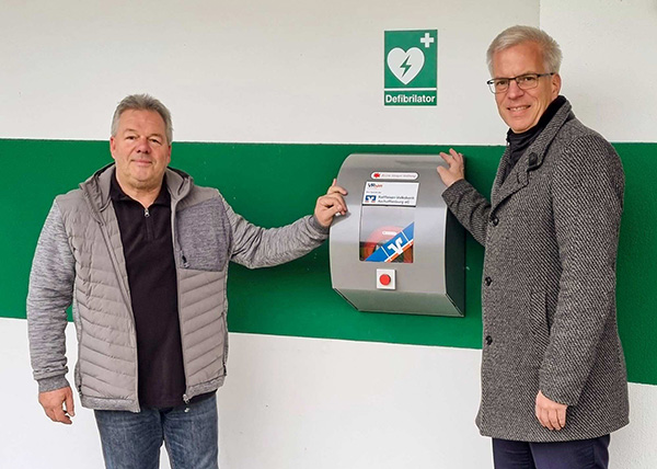 Bei der offiziellen Übergabe sind auf dem Bild von links: Michael Stahl (SG Strietwald, Vorstand Marketing) und Steven Müller (Vorstand Raiffeisen-Volksbank Aschaffenburg)