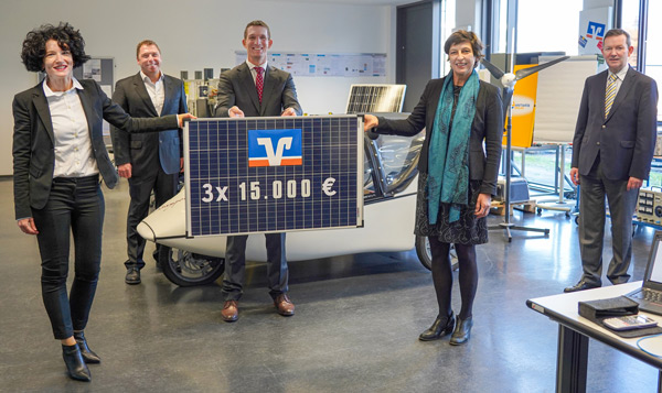 V.l.n.r. Ute Heilig (Vorstand der Raiffeisen-Volksbank Aschaffenburg eG), Prof. Dr.-Ing. Michael Mann, Prof. Dr. Kilian Hartmann, Prof. Dr. Eva-Maria Beck-Meuth (TH-Präsidentin) und Prof. Dr. Konrad Mußenbrock (Dekan der Fakultät Ingenieurwissenschaften) im Labor für regenerative elektrische Energiesysteme (Foto: TH Aschaffenburg)