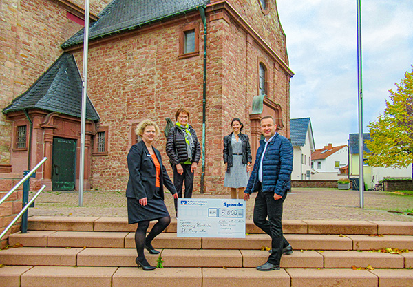 V. l. n. r.: v. l. Maria Frankenberger (Geschäftsstellenleiterin), Ute Wollschlaeger (Mitglied der Kirchenverwaltung), Simone von Breitenbach (stv. Geschäftsstellenleiterin), Pfarrer Mariusz Kowalski