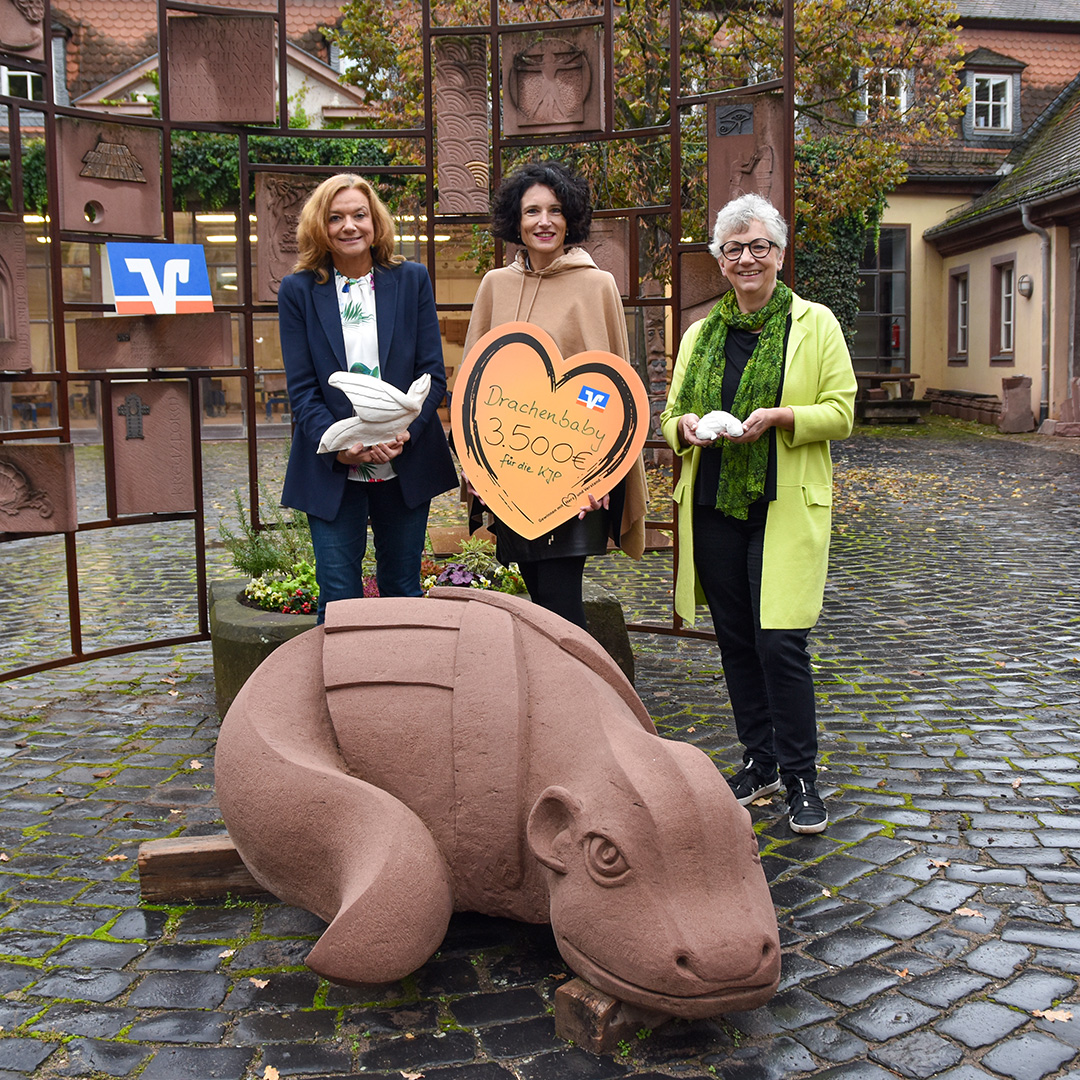 Spendenübergabe vor der Städt. Fachschule für Steinmetzen und Steinbildhauer. V. l. Bürgermeisterin Jessica Euler, Vorsitzende des Fördervereins für die Kinder- und Jugendpsychiatrie am Klinikum Aschaffenburg-Alzenau e. V. (KJP), Ute Heilig (Vorstand der Raiffeisen-Volksbank Aschaffenburg eG), Ulrike Ader, Schulleiterin der Städt. Fachschule (Meisterschule) für Steinmetzen und Steinbildhauer