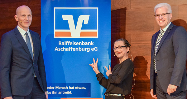 v. l.: Wolfgang Heßler (Vorstand der Raiffeisenbank Aschaffenburg eG), Prof. Dr. Elisabeth Heinemann (Digitaloptimistin und Keynote Speakerin) und Steven Müller (Vorstand der Raiffeisenbank Aschaffenburg eG).