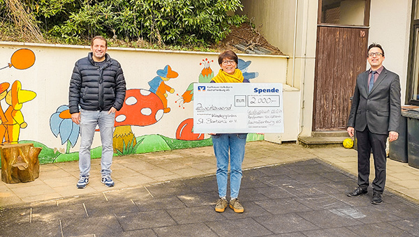 V. l. n. r.: Klaus Schüßler (Vorstand St. Barbara e.V. Ebersbach), Petra Schott (Kindergartenleiterin) und Thorsten Spinnler (Geschäftsstellenleiter Leidersbach)