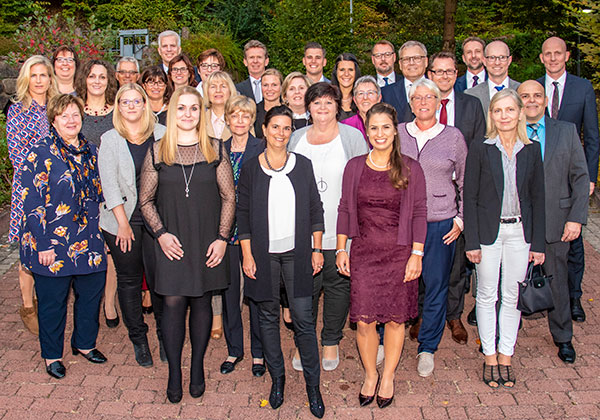 V.l.n.r.: Nicole Hoier (25 Jahre), Manuela Merz (10), Christel Maier (50), Christine Martellucci (25), Franz Fath (10), Melissa Allig (10), Birgitta Siegler (40), Steven Müller (Vorstand), Christina Schmitt (10), Anna-Lena Neuf (10), Cornelia Lippert (25), Maria Feller (10), Ellen Ansmann (25), Thomas Stegmann (Vorstandssprecher), Jutta Lieb (25), Simone von Breitenbach (25), Katja Rohmann (25), Marco Schreiner (10), Roswitha Reuß (40), Vanessa Berres (10), Karin Braun (40), Nergiz Sevel (25), Christian Ott (25), Claus Jäger (Vorstands­sprecher), Bettina Schmitt (40), Oliver Müller (25), Matthias Hefter (25), Dirk Willig (25), Dr. Maria Bausback (Industrie- und Handelskammer Aschaffenburg), Peter Hört (Betriebsratsvorsitzender) und Wolfgang Heßler (Vorstand). Auf dem Bild fehlen: Artur Becker (40), Matthias Helmstetter (25), Claudia Hergenröther (25), Bianca Kieser (25), Christoph Müller (40), Christine Münz (25) und Oliver Zisch (10).