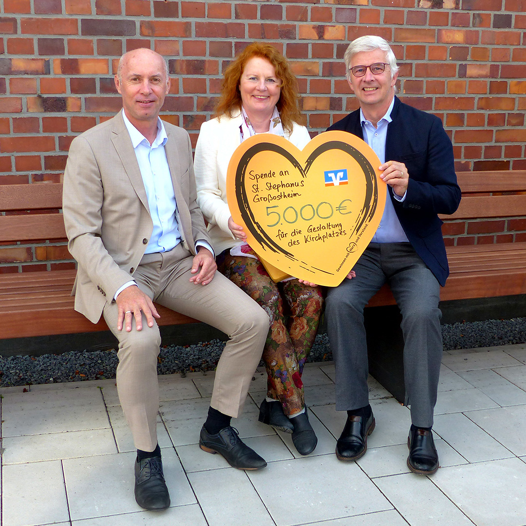 v. l . Wolfgang Schwinger (Geschäftsstellenleiter in Großostheim), Ute Brand (Mitgliederförderung Raiffeisen-Volksbank Aschaffenburg eG), Pfarrer Thomas Gitter (Evang.-Luth. Kirchengemeinde St. Stephanus Großostheim)