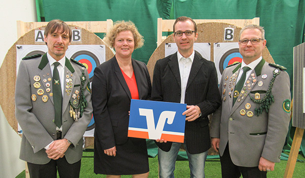 V. l. n. r.: Manfred Ott (1. Vorsitzender Schützenverein), Maria Frankenberger (Geschäftsstellenleiterin), Philipp Brandenbusch (Firmenkundenberater) und Helmut Demel (2. Vorsitzender Schützenverein)