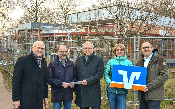 V. l. n. r.: Konrad Sauer (Vorstandsmitglied des St. Johannis-Zweigvereins Aschaffenburg-Schweinheim e. V.), Bernd Keßler (1. Vorsitzender des St. Johannis-Zweigvereins Aschaffenburg-Schweinheim e. V.), Claus Jäger (Vorstandssprecher der Raiffeisen-Volksbank Aschaffenburg eG), Bettina Kaufmann (Leiterin des Hauses für Kinder) und Tobias Wölfelschneider (Geschäftsstellenleiter in Schweinheim).