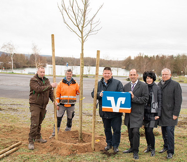 V. l. n. r.: Christian Rohmann (Bauhofleiter), Ewald Schmitt (Bauhofmitarbeiter), Jürgen Reinhard (Bürgermeister Niedernberg), Uwe Meister (stv. Leiter der Geschäftsstellen Niedernberg und Stockstadt), Ute Heilig und Claus Jäger (Geschäftsleitung der Raiffeisen-Volksbank Aschaffenburg eG)