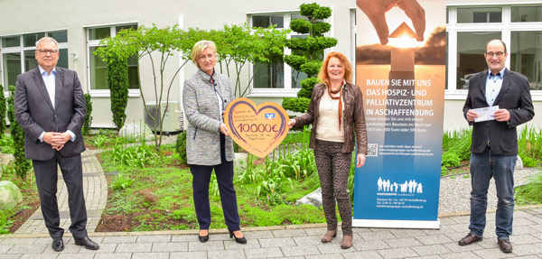 V. l. n. r.: Claus Jäger (Vorstandssprecher der Raiffeisen-Volksbank Aschaffenburg), Barbara Sciesinski (2. Vorsitzende, Hospizgruppe Aschaffenburg e. V.), Ute Brand (Mitgliederbeauftragte der Raiffeisen-Volksbank Aschaffenburg) und Michael Jost (Kassenwart, Hospizgruppe Aschaffenburg e. V.)