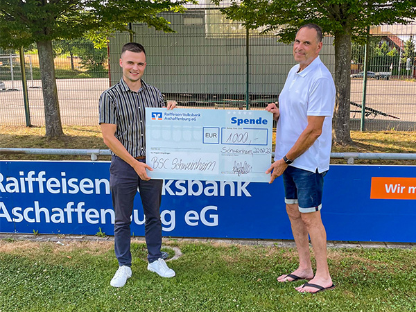 Bei der Spendenübergabe in Schweinheim. Links: Sebastian Spahn (Kundenberater Raiffeisen-Volksbank) und Michael Karpf (1. Vorstand BSC Schweinheim).