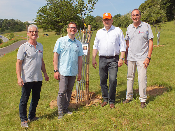 Freude auf allen Seiten: Dieter Wissel, 2. Vorsitzender der Obstwiesenretter, Felix Wissel, Bürgermeister Mömbris, Claus Jäger, Vorstandssprecher Raiffeisenbank und Günter Winter, 1. Vorsitzenden der Obstwiesenretter.