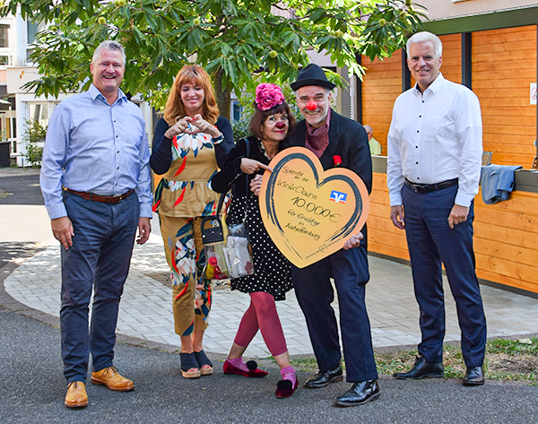 (v. l . n. r. ) Marco Maier (Vorstand Caritasverband Aschaffenburg – Stadt und Landkreis e. V., Träger vom Senioren-Wohnstift St. Elisabeth), Ulrike Westermann (Pflegedirektorin des Wohnstifts und Aufnahmemanagement), „Greta“ Margie King und „Winfried“ Michael Walde (KlinikClowns Bayern e. V.), Steven Müller (Vorstand Raiffeisen-Volksbank Aschaffenburg eG)