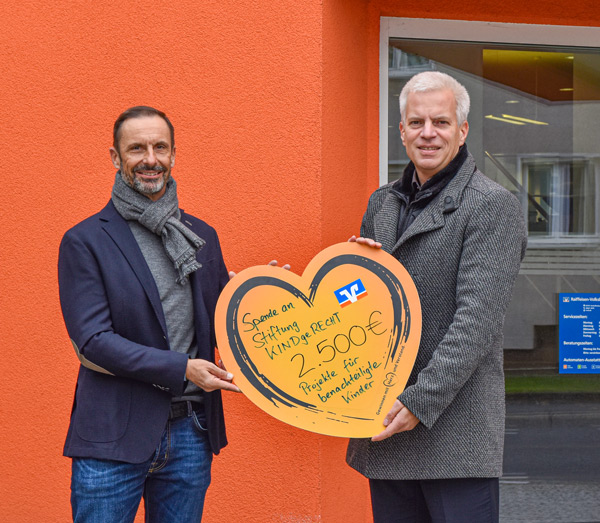 v. l. n. r.: Marcus Hock, Operative Leitung der Stiftung KINDgeRECHT, Steven Müller, Vorstandsmitglied der Raiffeisen-Volksbank Aschaffenburg eG