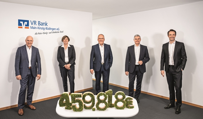 Nachhaltigkeit zeigt sich in vielen Dingen – die Vorstandsmitglieder der VR Bank Main-Kinzig-Büdingen belohnen das Engagement der Vereine und Institutionen im Bereich des Sports, der Kultur und des Sozialen mit der Summe von 459.818 €.