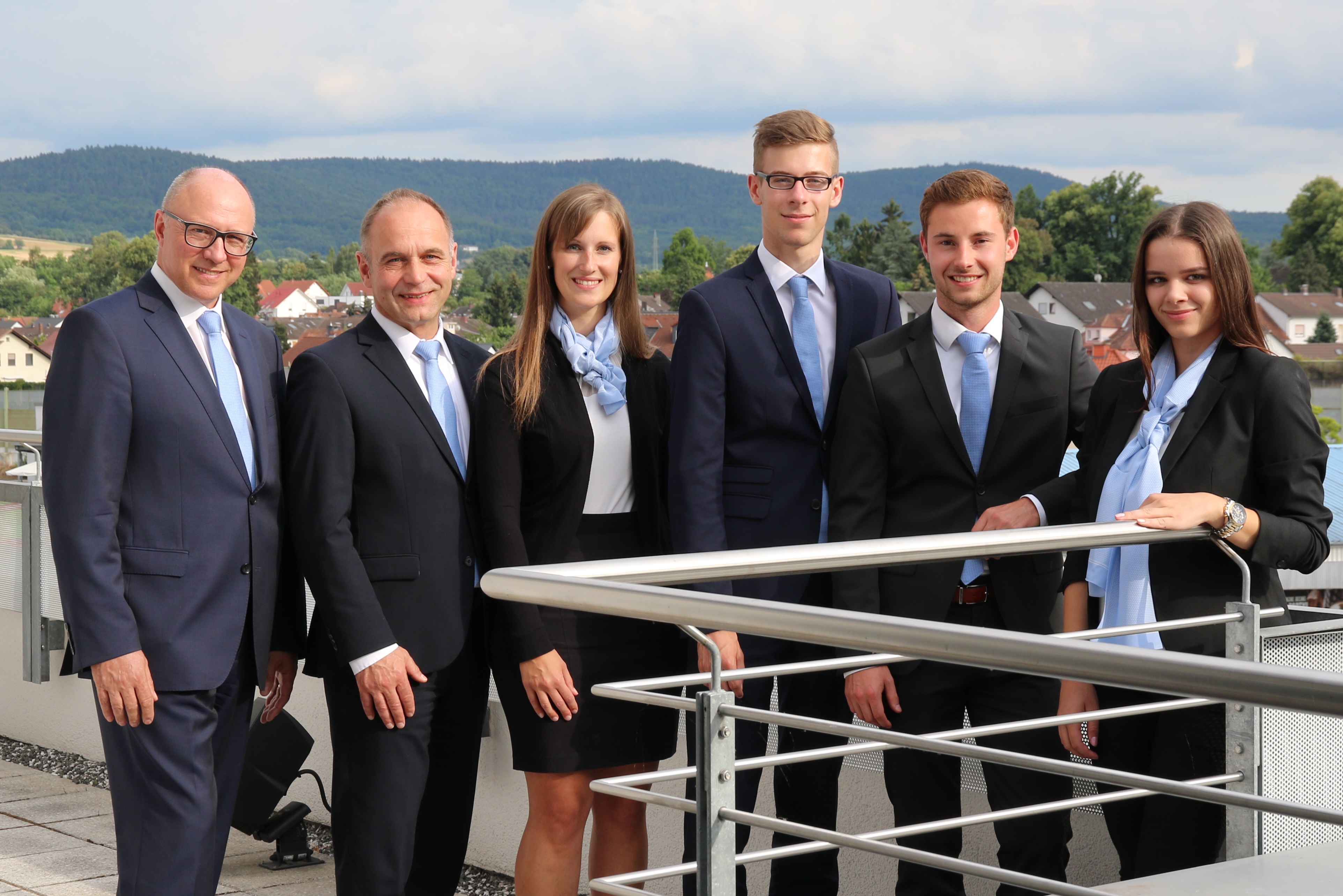 Bei der VR Bank Main-Kinzig-Büdingen eG durfte gefeiert werden:  Katharina Schreck, Jan Niklas Uecker und Philipp Johl haben ihre IHK-Abschlussprüfung erfolgreich bestanden.