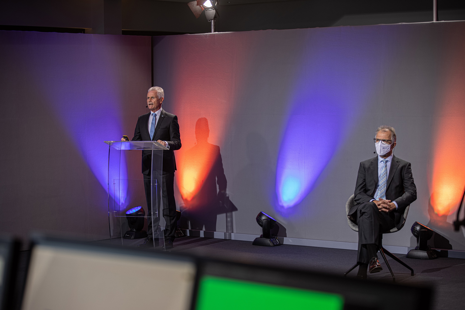 Der Vorstandsvorsitzende Andreas Hof und der Aufsichtsratsvorsitzende Roland Denecke der VR Bank Main-Kinzig-Büdingen eG bei der digitalen Vertreterversammlung.