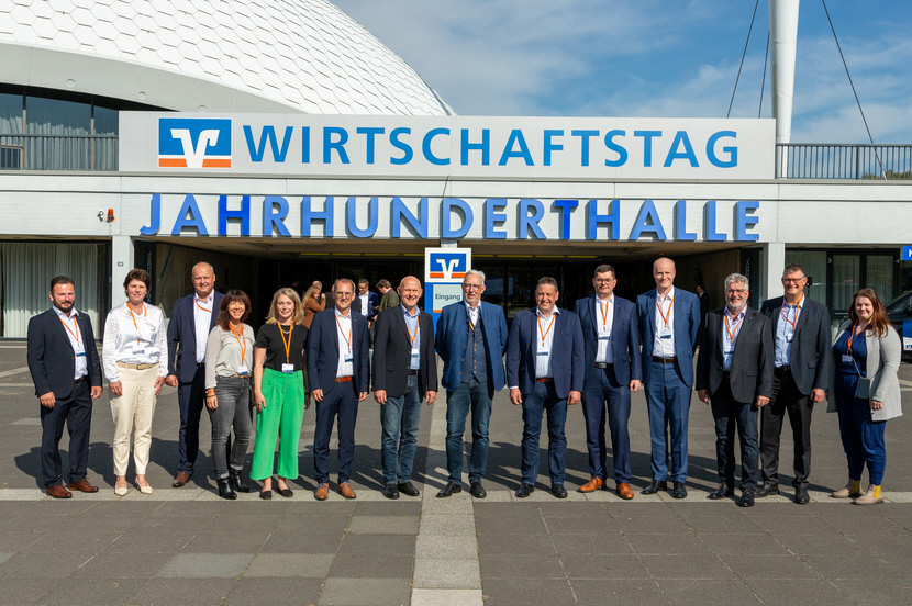 Mittelständler aus der Region besuchten zusammen mit Mitarbeitern der VR-Bankverein Bad Hersfeld-Rotenburg eG den Wirtschaftstag 2023 in Frankfurt.