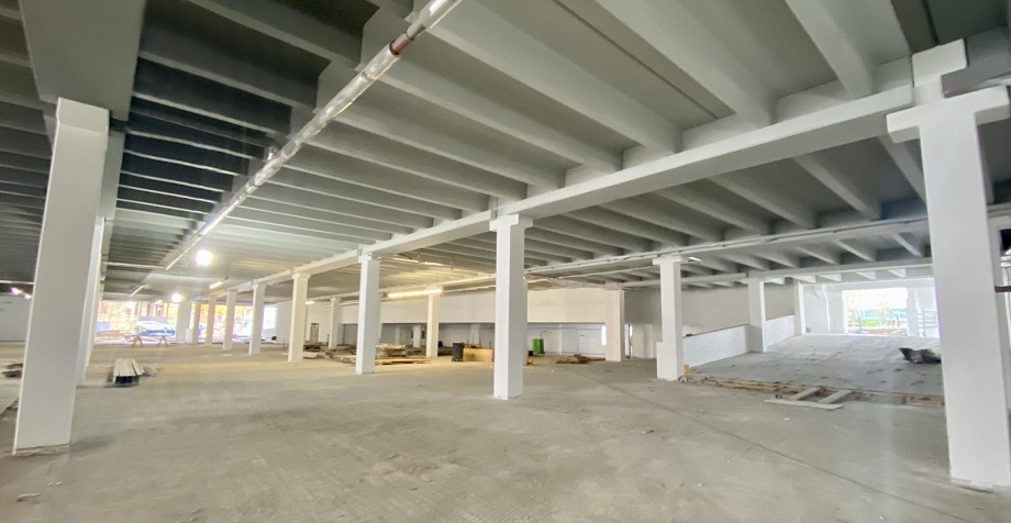 Die Rohbaumaßnahmen im VR-Bankverein Quartier sind fertiggestellt. Derzeit werden die Gewerbeflächen im Erdgeschoss vorbereitet.