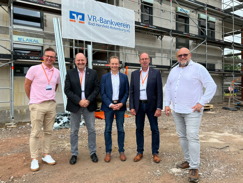 v. l. n. r. Lars Weishaar (Geschäftsführer Barwich Bau GmbH & Co. KG), Claudius Nölke (Erste Stadtrat der Stadt Rotenburg a. d. F.), Ralf Seger (Geschäftsführer VR-Immobilienentwicklung GmbH), Hartmut Apel (Vorstandsmitglied VR-Bankverein eG) und Steffen Möller (Projektleiter VR-Immobilienentwicklung GmbH)