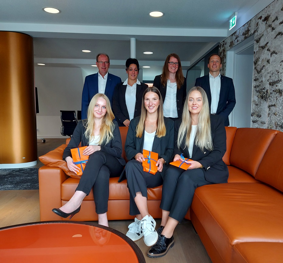 Ausbildungsende Juni ´24: Emelie Joyce Zink, Mariell Grebe und Chiara Rudolph (von links) strahlten bei der Feierstunde anlässlich ihres erfolgreichen Ausbildungsabschlusses. (v. l. n. r.) Vorstandsmitglied Hartmut Apel, Abteilungsleiterin der VR-Direkt Claudia Socheria, Ausbildungsverantwortliche Isabelle Montag und Vorstandsmitglied Michael Herbst gratulierten den Absolventinnen ganz herzlich.