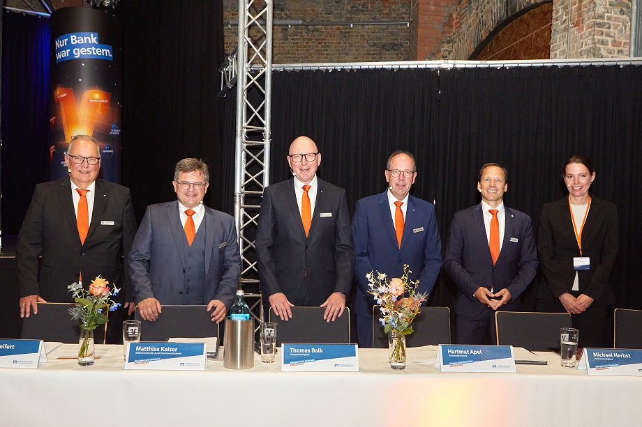 v. l. n. r. Aufsichtsratsvorsitzender Reinhard Seifert, stellv. Aufsichtsratsvorsitzender Matthias Kaiser, die Vorstände der VR-Bankverein eG Thomas Balk, Hart-mut Apel und Michael Herbst sowie Abteilungsleiterin Melanie Reichmann vom Genoverband e.V. 