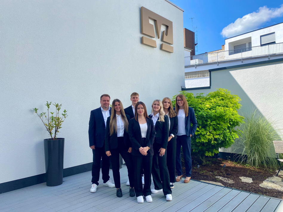 v.l. Ausbildungsleiter Roland Soldan, die Auszubildenden Sophia Spoer, Timo Jesse Wittstock, Samantha Kerry Schneider, Emelie Kehres, Anna Beck und Teamleiterin Personalmanagement Isabelle Montag