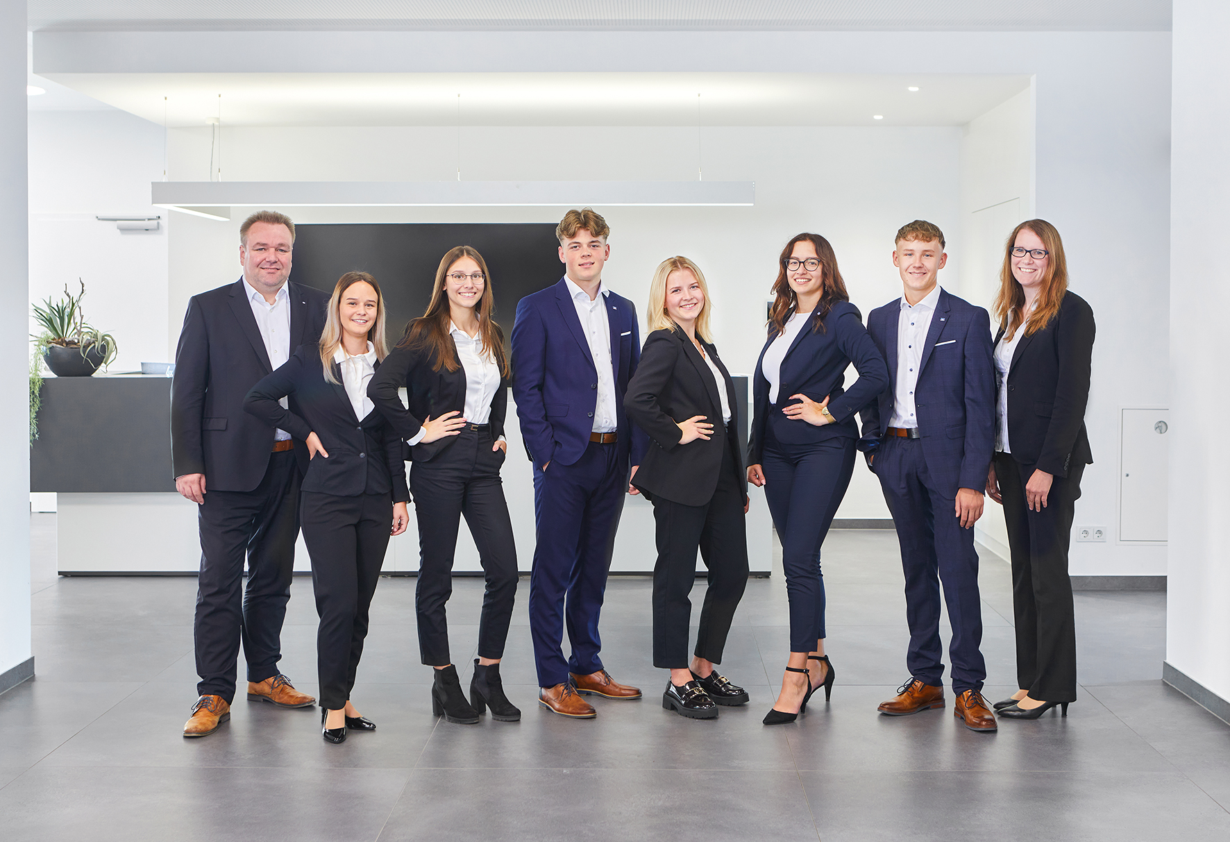 v.l. Roland Soldan (Ausbildungsleiter), Anna Helt (Auszubildende Bankkauffrau), Michelle Sieling (Auszubildende Immobilienkauffrau), Fabian Weishaar (FOS-Jahrespraktikant), Louisa Martin (Auszubildende Bankkauffrau), Djemilea Musaeva (Auszubildende Bankkauffrau), Leon Platz (FOS-Jahrespraktikant) und Isabelle Montag (Abt. Personalmanagement)