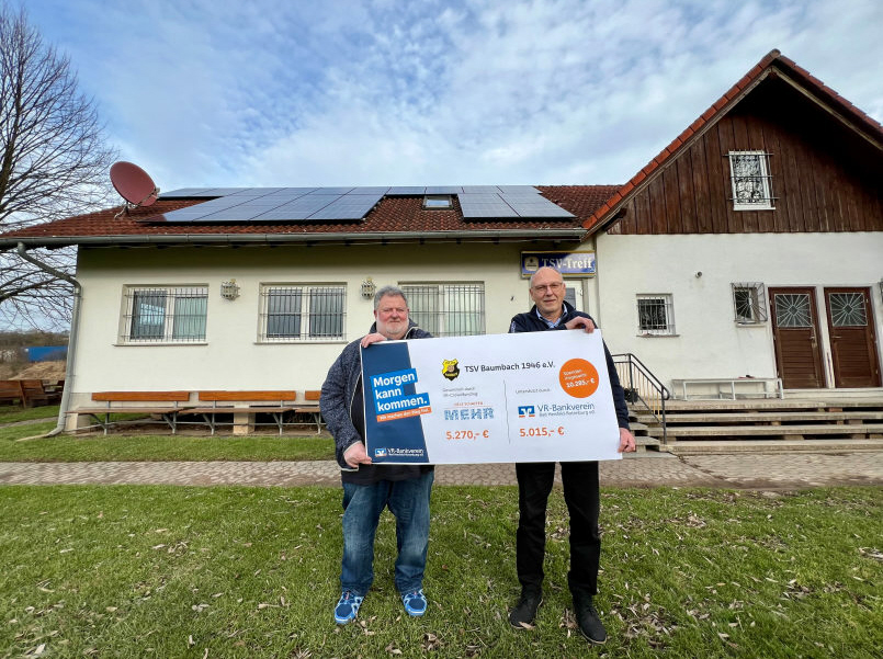 Die Errichtung einer PV-Anlage auf dem Sporthaus des TSV Baumbach steht für eines von vielen erfolgreichen VR-Crowdfunding-Projekten in 2023. v. l. Roland Krug, 1. Vorsitzende des TSV Baumbach, und Harald Mähler, Regionalmarktleiter der VR-Bankverein eG