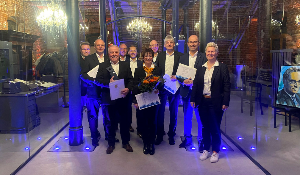 Die 40-jährigen, 45-jährigen und 50-jährigen Jubilare der VR-Bankverein eG: v.l.n.r. Personalleiter Roland Soldan, Manfred Schwalm, Karl-Heinz Lepper, Vorstandsmitglied Hartmut Apel, Vorstandsmitglied Michael Herbst, Heidrun Buchberger, Vorstandsmitglied Thomas Balk, Dirk Battenberg, Klaus Ruppel und Generalbevollmächtigte Michaela Ulm 