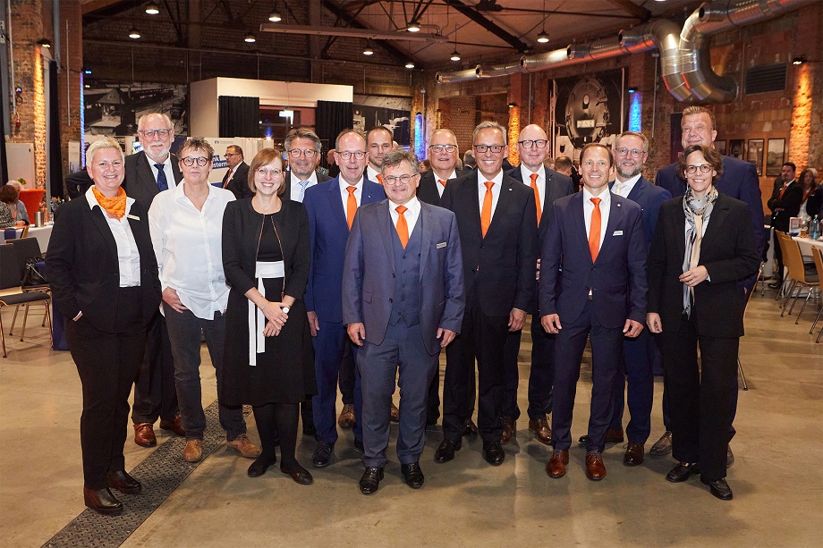 Freude über die Zustimmung: Mitglieder des Auf-sichtsrates und das erweitere Führungsteam der VR-Bankverein eG und Volksbank Mittelhessen eG nach der erfolgreichen Vertreterversammlung am 01.10.2024 im Lokschuppen in Bebra. 