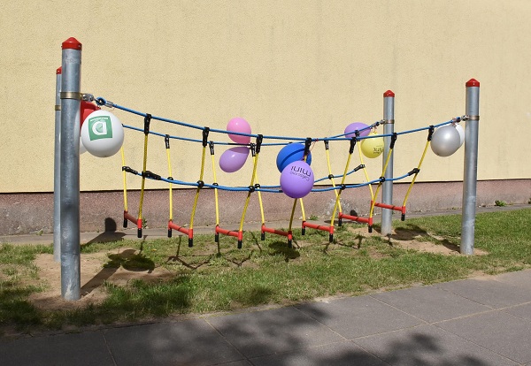 Wackelbrücke auf dem Außengelände der Kita