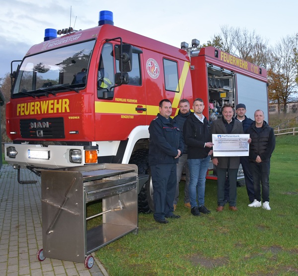 Mitglieder vom Förderverein FFW Groß Bengerstorf e. V. und Herr Göthling (Raiffeisenbank eG) vor dem Feuerwehreinsatzfahrzeug